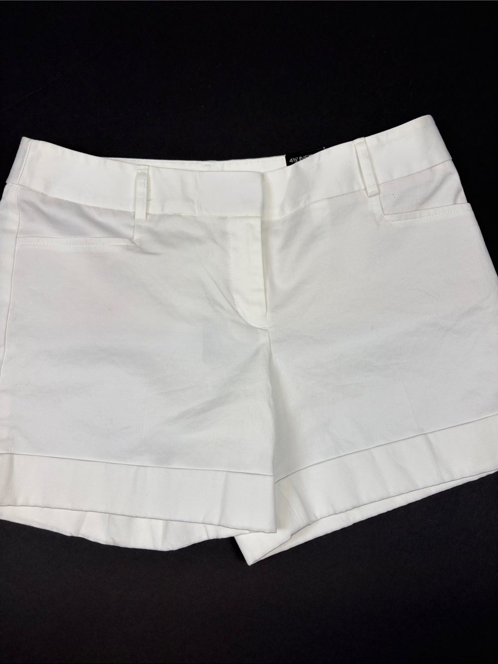 EXPRESS WHITE CUFFED TAILORED SHOETS SIZE 4 MID RISE